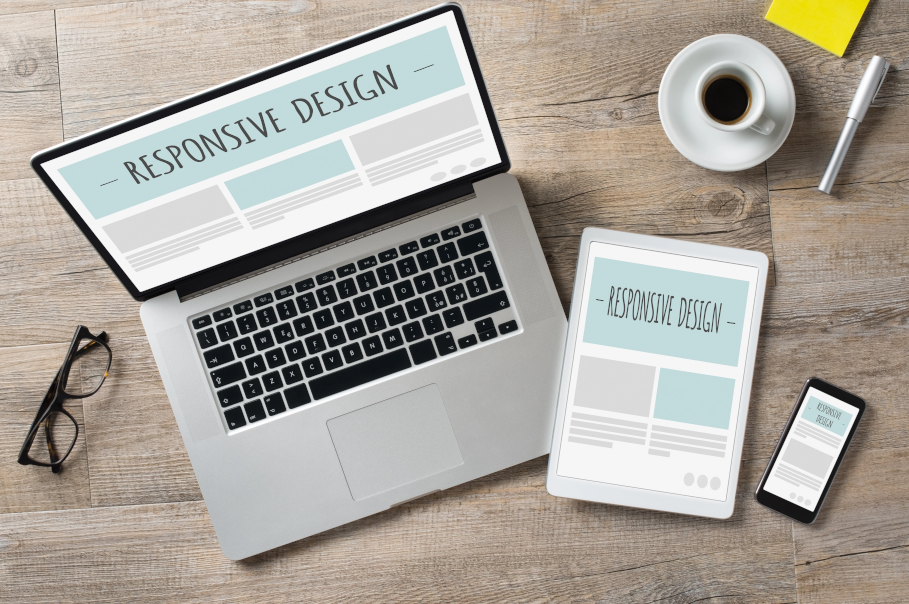 Moderne responsive Unternehmenswebsite auf Notebook und Smartphone